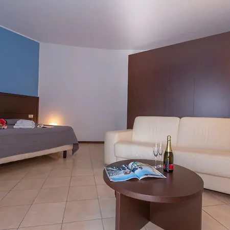 Fiumelatte Sleeps 6 Wifi ヴァレンナ