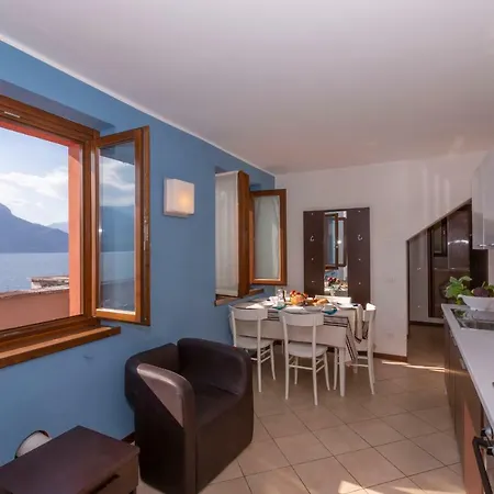 アパート Fiumelatte Sleeps 6 Wifi ヴァレンナ